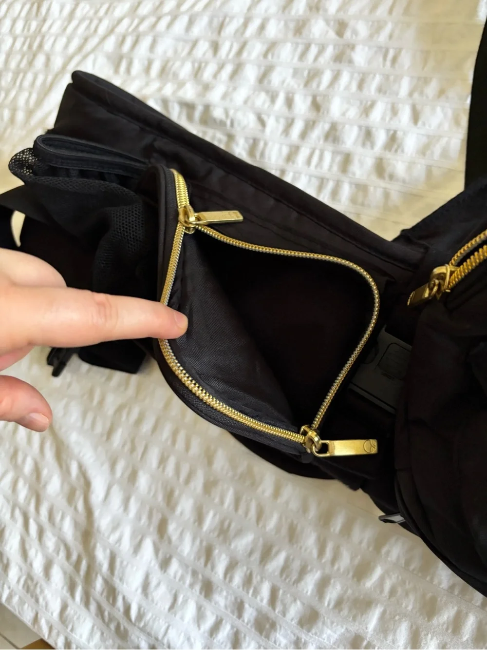 Tushbaby Black Baby Hip Seat Carrier with Hands-Free Attachment